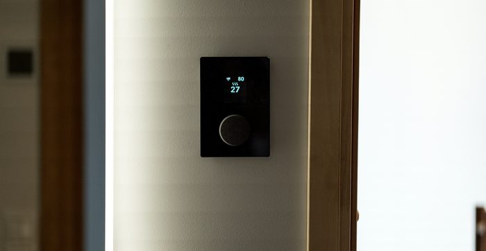 Smarter Thermostat an der Wand